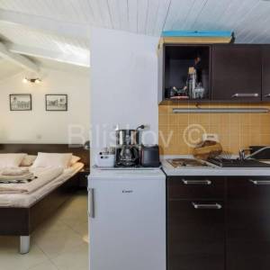 Trogir, Čiovo, kamena kuća s 3 apartmana, prodaja