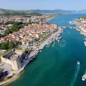 Trogir, Čiovo, kamena kuća s 3 apartmana, prodaja