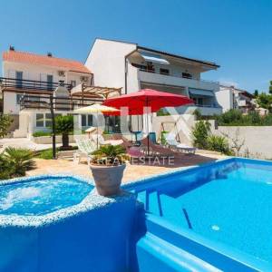 TROGIR, ČIOVO - Kuća prvi red do mora