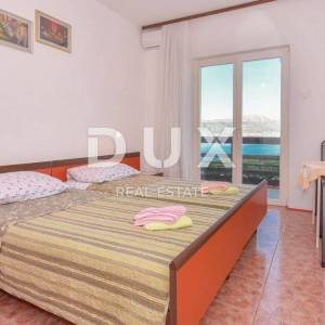 TROGIR, ČIOVO - Kuća prvi red do mora