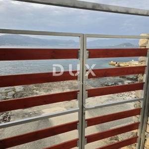 TROGIR, ČIOVO - Kuća prvi red do mora