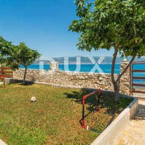 TROGIR, ČIOVO - Kuća prvi red do mora
