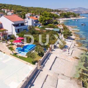 TROGIR, ČIOVO - Kuća prvi red do mora