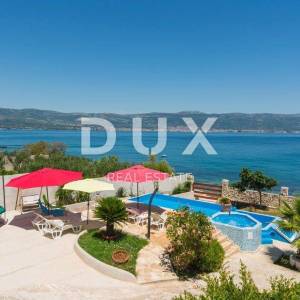 TROGIR, ČIOVO - Kuća prvi red do mora