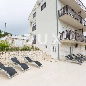 TROGIR, ČIOVO - Prostrana apartmanska kuća u blizini mora