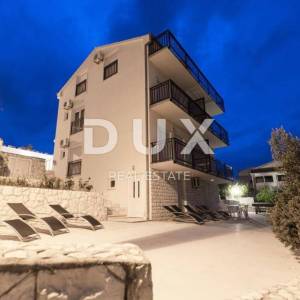 TROGIR, ČIOVO - Prostrana apartmanska kuća u blizini mora