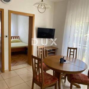 TROGIR, ČIOVO - Prostrana apartmanska kuća u blizini mora