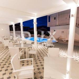 TROGIR, ČIOVO - Prostrana apartmanska kuća u blizini mora