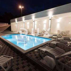 TROGIR, ČIOVO - Prostrana apartmanska kuća u blizini mora