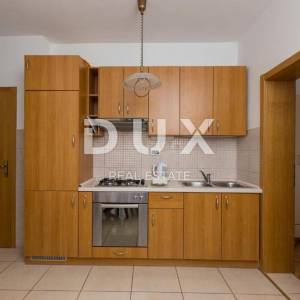 TROGIR, ČIOVO - Prostrana apartmanska kuća u blizini mora
