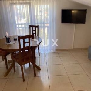 TROGIR, ČIOVO - Prostrana apartmanska kuća u blizini mora