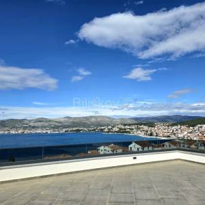 Trogir, Čiovo, trosobni stan s krovnom terasom, prodaja