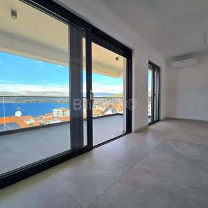 Trogir, Čiovo, trosobni stan s krovnom terasom, prodaja