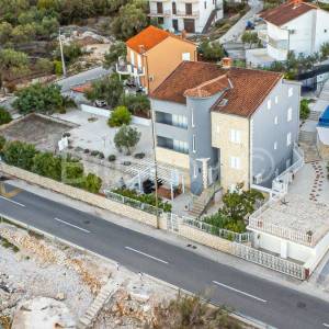 Trogir, obiteljska kuća prvi red do mora
