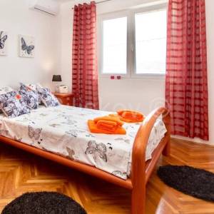 Trogir, obiteljska kuća prvi red do mora