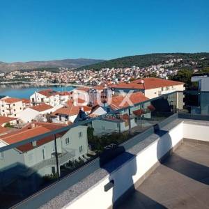 TROGIR, OKRUG GORNJI - Penthouse na vrhunskoj lokaciji s panoramskim pogledom na more i otoke!
