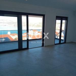 TROGIR, OKRUG GORNJI - Penthouse na vrhunskoj lokaciji s panoramskim pogledom na more i otoke!