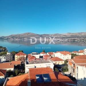 TROGIR, OKRUG GORNJI - Penthouse na vrhunskoj lokaciji s panoramskim pogledom na more i otoke!