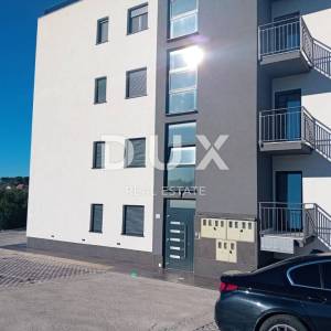 TROGIR, OKRUG GORNJI - Penthouse na vrhunskoj lokaciji s panoramskim pogledom na more i otoke!