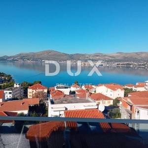 TROGIR, OKRUG GORNJI - Penthouse na vrhunskoj lokaciji s panoramskim pogledom na more i otoke!