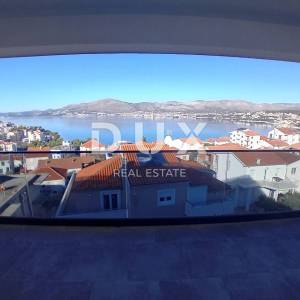 TROGIR, OKRUG GORNJI - Penthouse na vrhunskoj lokaciji s panoramskim pogledom na more i otoke!