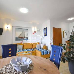 TROGIR, SEGET: kuća sa 6 apartmana! 
