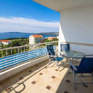 TROGIR, SEGET: kuća sa 6 apartmana! 