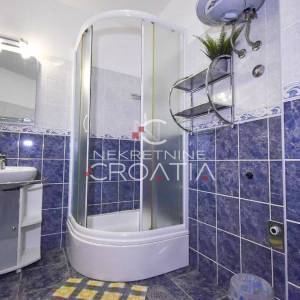 TROGIR, SEGET: kuća sa 6 apartmana! 