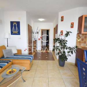TROGIR, SEGET: kuća sa 6 apartmana! 