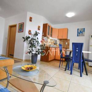 TROGIR, SEGET: kuća sa 6 apartmana! 