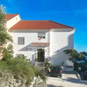 TROGIR, SEGET: kuća sa 6 apartmana! 