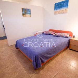 TROGIR, SEGET: kuća sa 6 apartmana! 