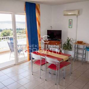 TROGIR, SEGET: kuća sa 6 apartmana! 