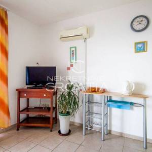 TROGIR, SEGET: kuća sa 6 apartmana! 