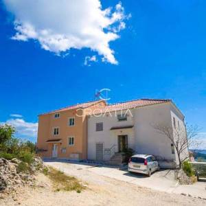 TROGIR, SEGET: kuća sa 6 apartmana! 