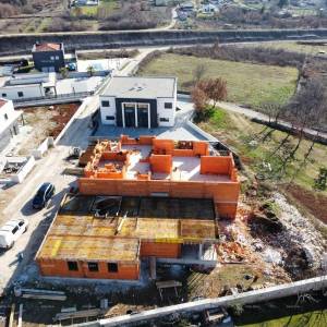 Trosoban stan S1 s vrtom u novogradnji u Kanfanaru
