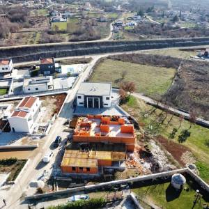 Trosoban stan S1 s vrtom u novogradnji u Kanfanaru