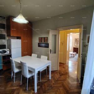Trosoban stan u samom centru.