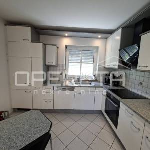 Trosobni stan sa natkrivenom terasom 112 m2, Blatine