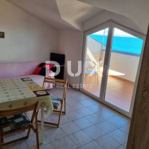 UGLJAN, POLJANA - Apartmanska kuća 1. red do mora