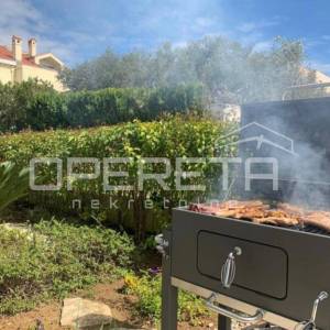 Uređen trosoban stan s privatnim vrtom i terasom, 89 m², prizemlje, Mocire, Zada