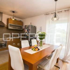 Uređen trosoban stan s privatnim vrtom i terasom, 89 m², prizemlje, Mocire, Zada