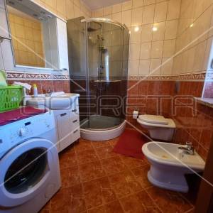 Uređena kuća za odmor s 4 stana i velikom okućnicom, Vir 
