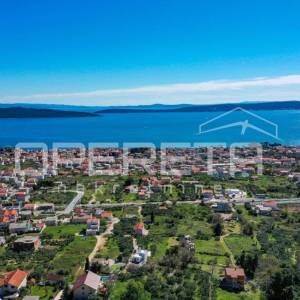 Uronjena u zelenilo, okrenuta moru-vila koja priča svoju priču