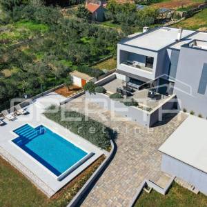 Uronjena u zelenilo, okrenuta moru-vila koja priča svoju priču