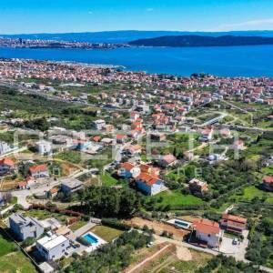 Uronjena u zelenilo, okrenuta moru-vila koja priča svoju priču