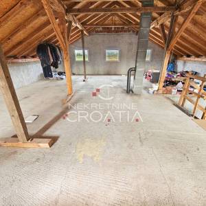 VARAŽDIN: PROSTRANA PRIZEMNICA NA VELIKOJ OKUĆNICI!