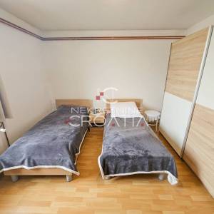 VARAŽDIN: PROSTRANA PRIZEMNICA NA VELIKOJ OKUĆNICI!