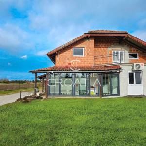 VARAŽDIN: PROSTRANA PRIZEMNICA NA VELIKOJ OKUĆNICI!