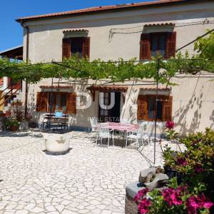 VELI LOŠINJ - Vrhunska prilika!! Kamena kuća s dva stana i pogledom na more